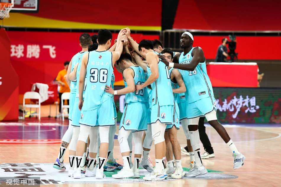 四川内线悍将苏若禹在禁区卡位，他奋力顶住身后的防守球员，高高跃起摘下宝贵的进攻篮板，眼神中透露出不屈的战意。