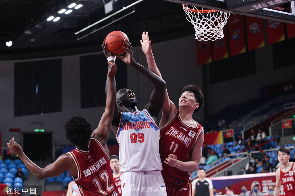 浙江队当家球星吴前在新疆队鲁吐布拉的严密看防下,依然闲庭信步,用一记巧妙的突破上篮撕裂防线。