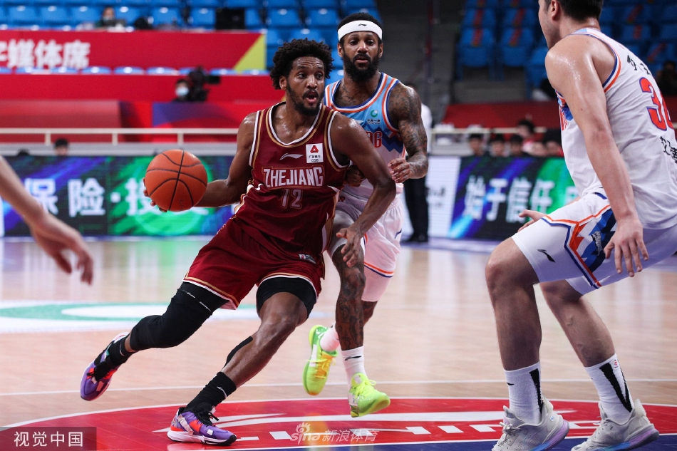 新疆队核心阿不都沙拉木在赛前从颁奖嘉宾手中接过上赛季最具进步球员奖杯,脸上洋溢着自信的微笑。