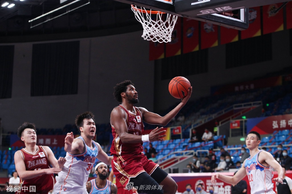 浙江队后卫程帅澎在比赛中如同灵猫一般,穿梭于新疆队多人防线之间,完成一次难度极高的空中换手上篮。