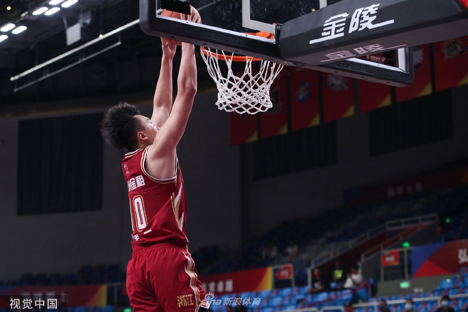 浙江稠州金租队的吴前在比赛中神情专注,运球穿越球场,眼神中透露出必胜的坚定信念。