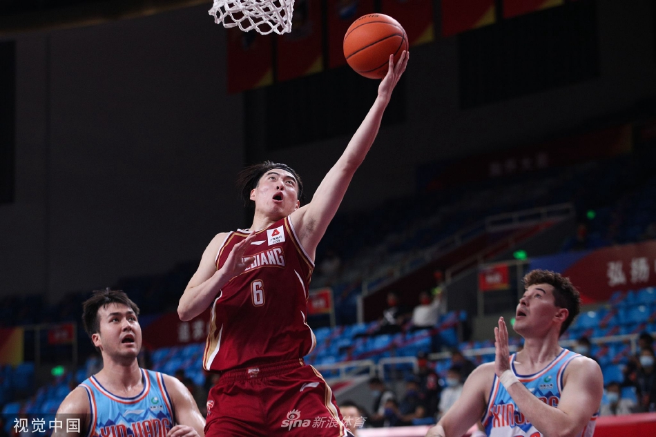 浙江队外援盖利犹如一道白色闪电,在新疆队范汇鎏的防守下,依然完成势大力沉的单手战斧劈扣。