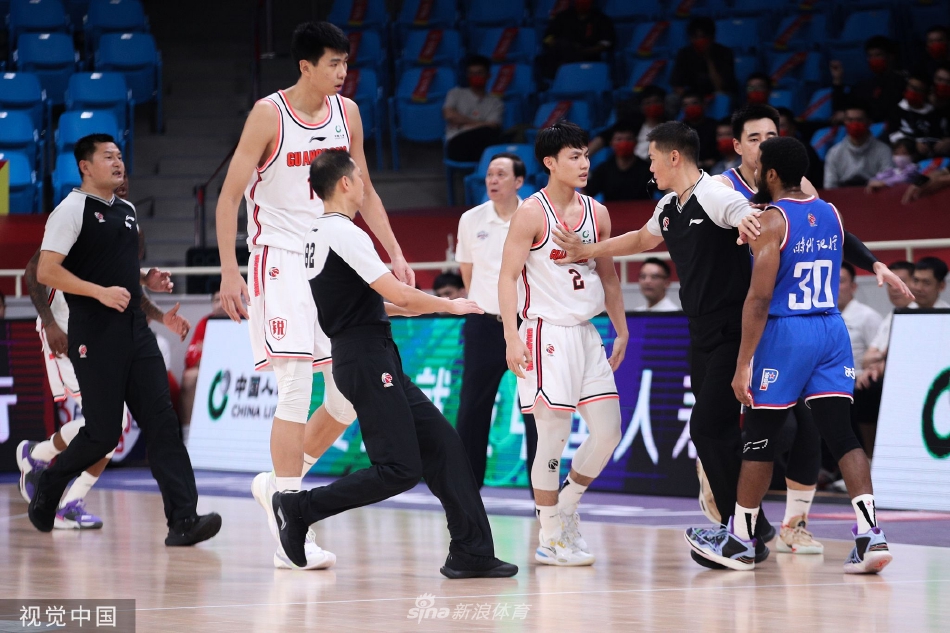 马尚布鲁克斯持球强突天津防线,他轻巧过掉林庭谦后高抛打板,动作舒展宛如芭蕾