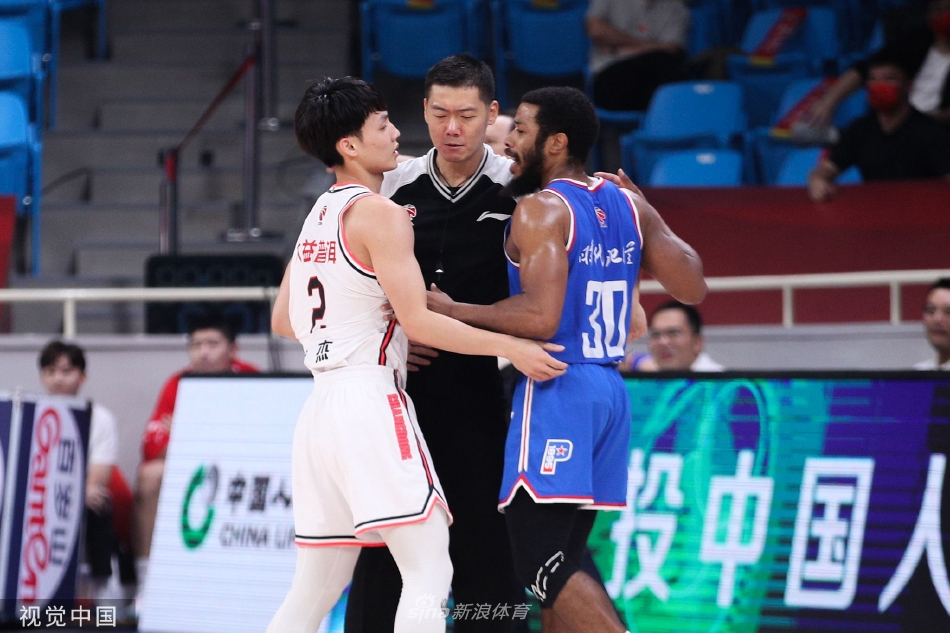 胡明轩快攻中如尖刀般杀入内线,面对防守腾空而起,指尖轻柔挑篮命中瞬间