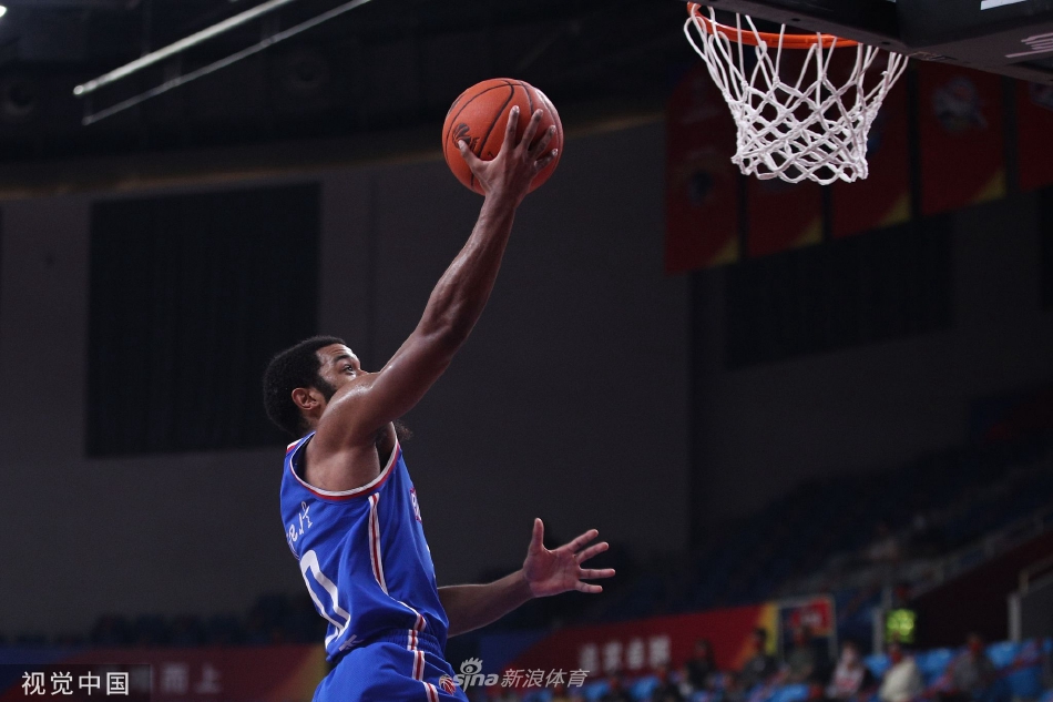 曾茂洲CBA首秀远投三分命中瞬间，全场起立欢呼，他握拳庆祝眼中闪着兴奋的光芒