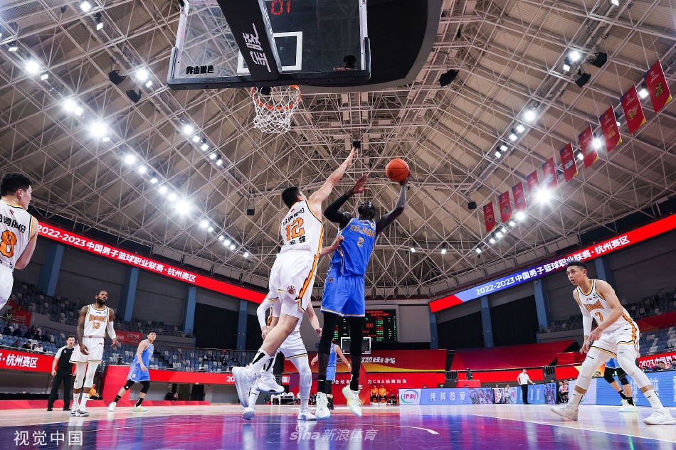 威姆斯运球加速突破防守球员，眼神坚毅地杀向福建队内线准备上篮得分