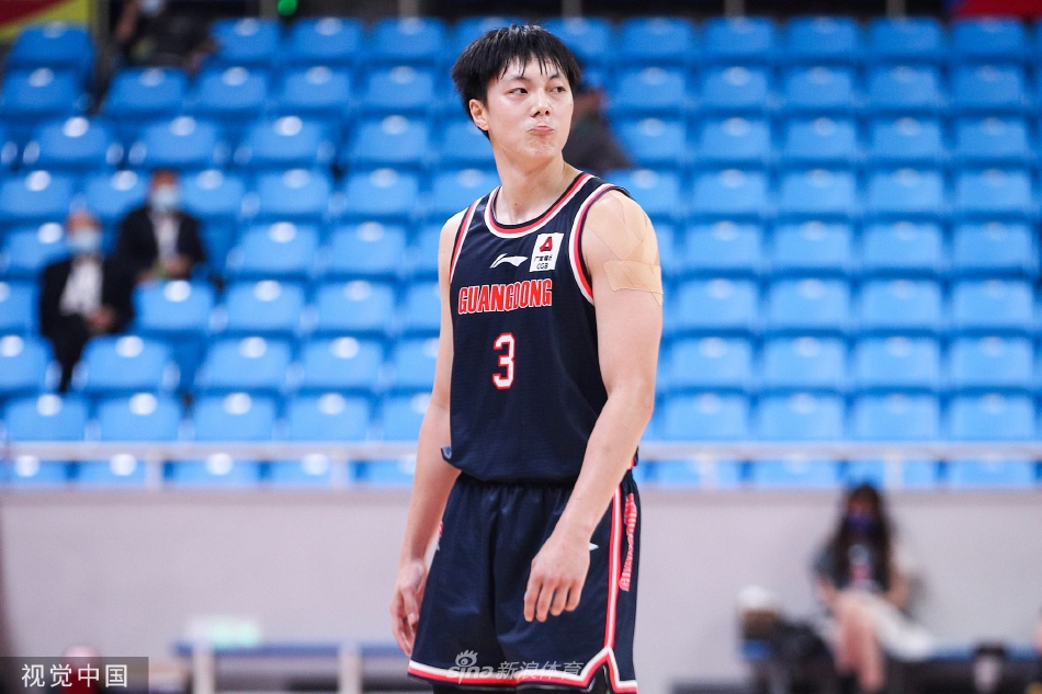 胡明轩持球快速反击如闪电般撕裂防线，他嘴角微扬神情专注，面对补防球员轻盈挑篮得手瞬间与空中停滞的篮球构成力与美的画卷