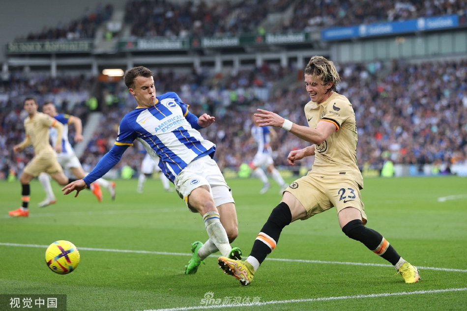 切尔西主帅波特在场边神情凝重，面对旧主反戈束手无策