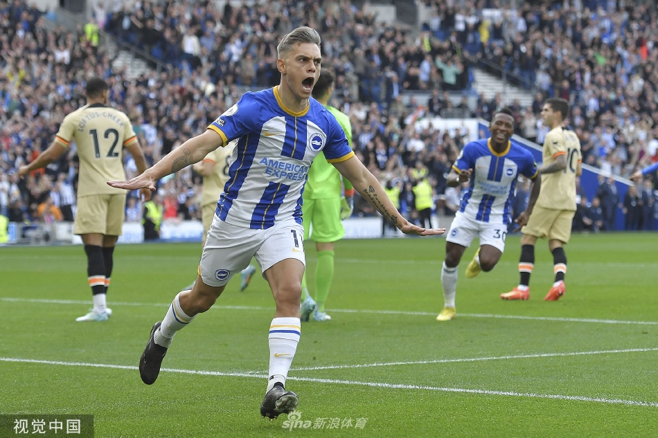 切尔西后卫查洛巴倒地目送皮球滚入自家球门，表情绝望