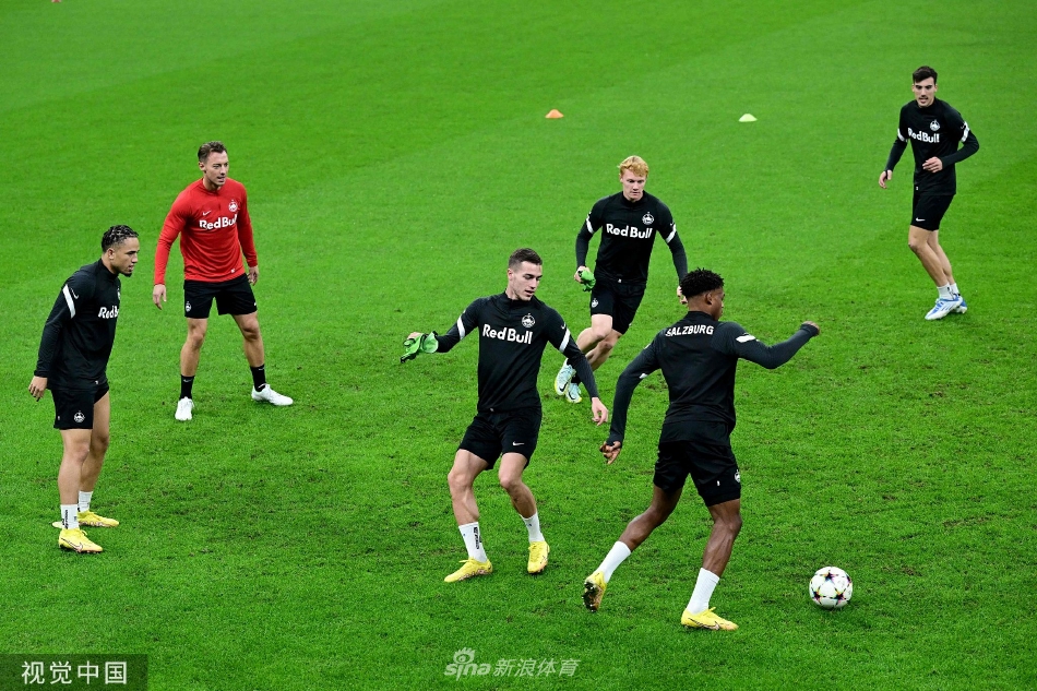 主教练在场边凝神观察训练，战术板上的智慧即将接受豪门对手的检验