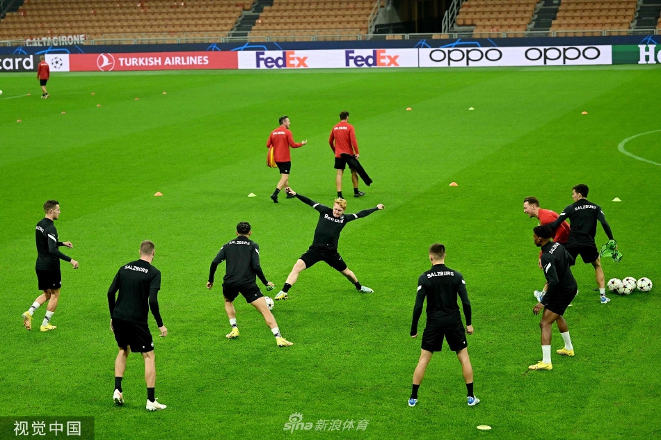 全队围拢在一起进行赛前动员，手臂相搭传递着团结一心的信念与力量