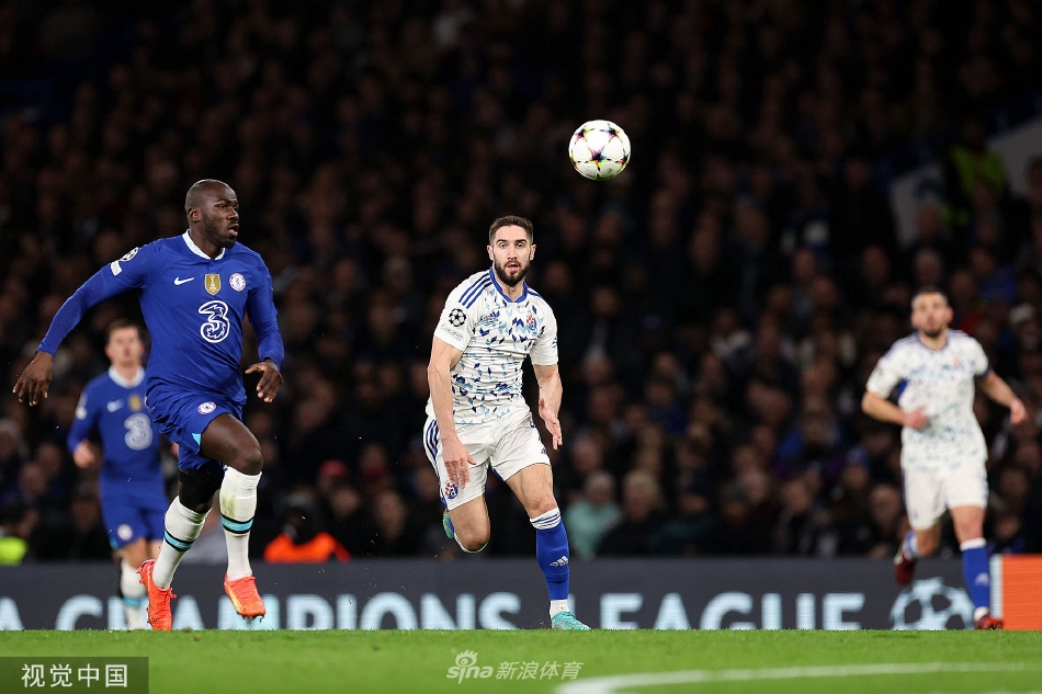 比赛结束后，切尔西球员们走向主场球迷看台，鼓掌致谢，与球迷共享胜利的喜悦