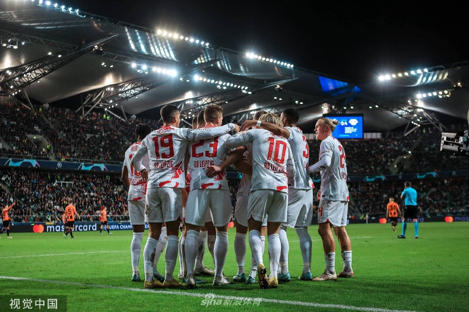 RB莱比锡球员恩昆库打入首球后，面对客队球迷看台兴奋地做出吹气球的庆祝动作