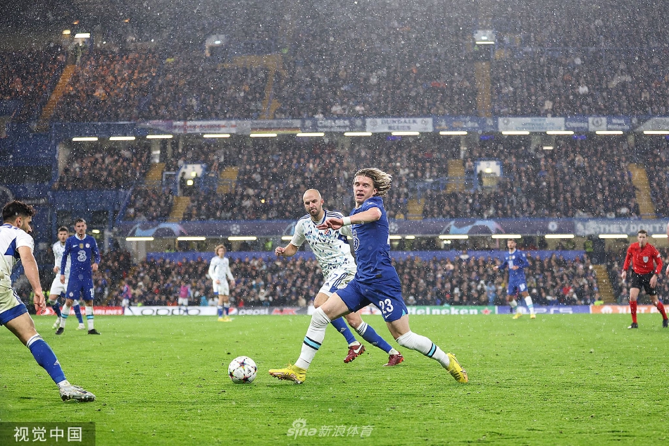 切尔西队长阿斯皮利奎塔在比赛中与对方前锋激烈拼抢，展现了寸土必争的比赛态度