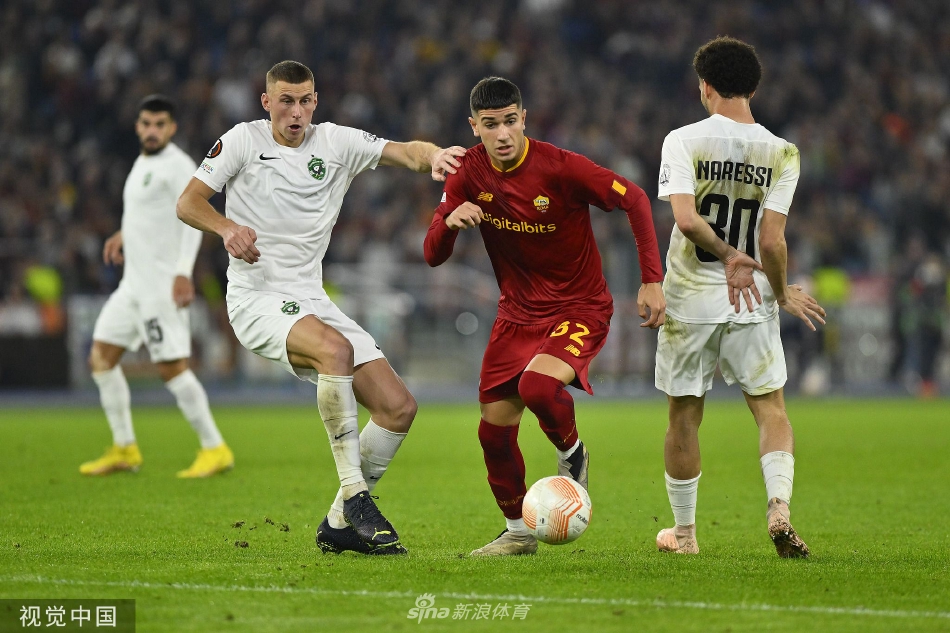 比赛结束后，罗马全队手拉手走向看台，向始终不离不弃的主场球迷致谢。