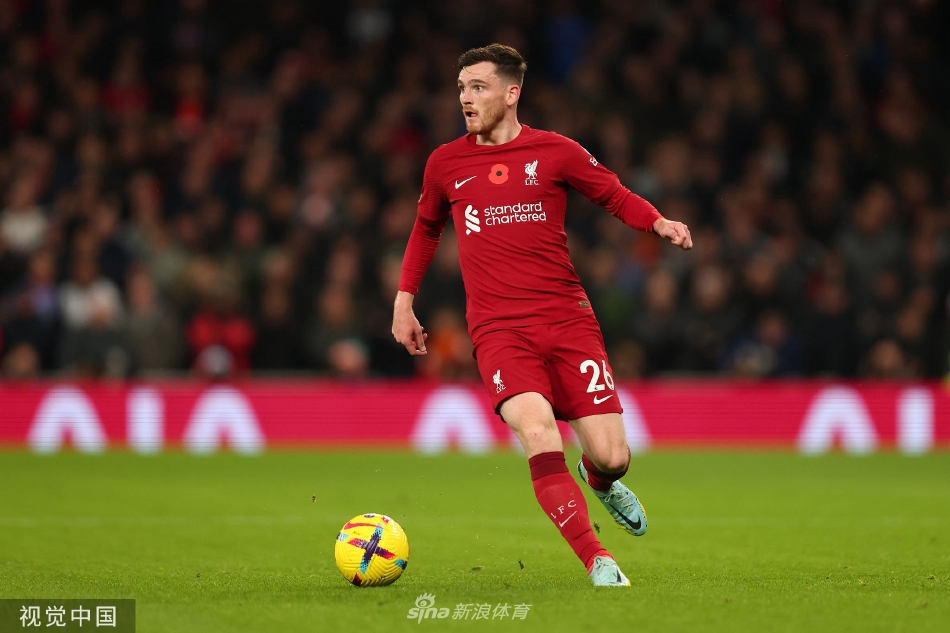 利物浦全队在终场哨响后紧紧相拥庆祝这场关键的客场胜利