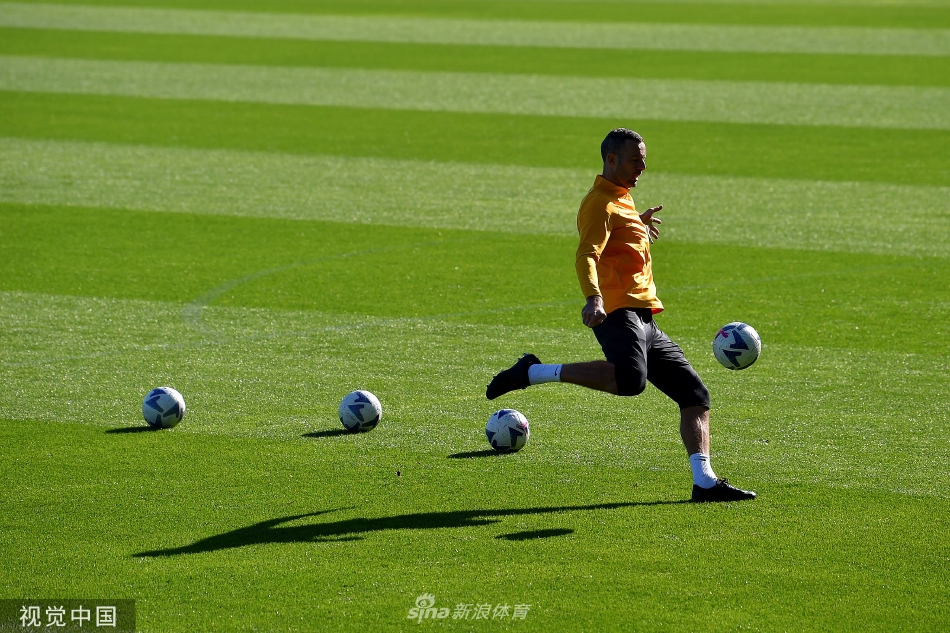 核心球员卢卡库与队友进行对抗演练，身体对抗激烈，彰显力量与技巧的碰撞