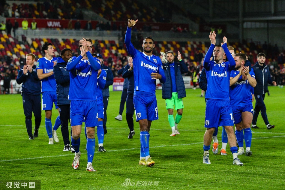 吉林汉姆球员曼德龙在第七十四分钟打入扳平进球后，疯狂地奔向角旗区与队友们紧紧相拥，他们脸上写满了难以置信的狂喜。