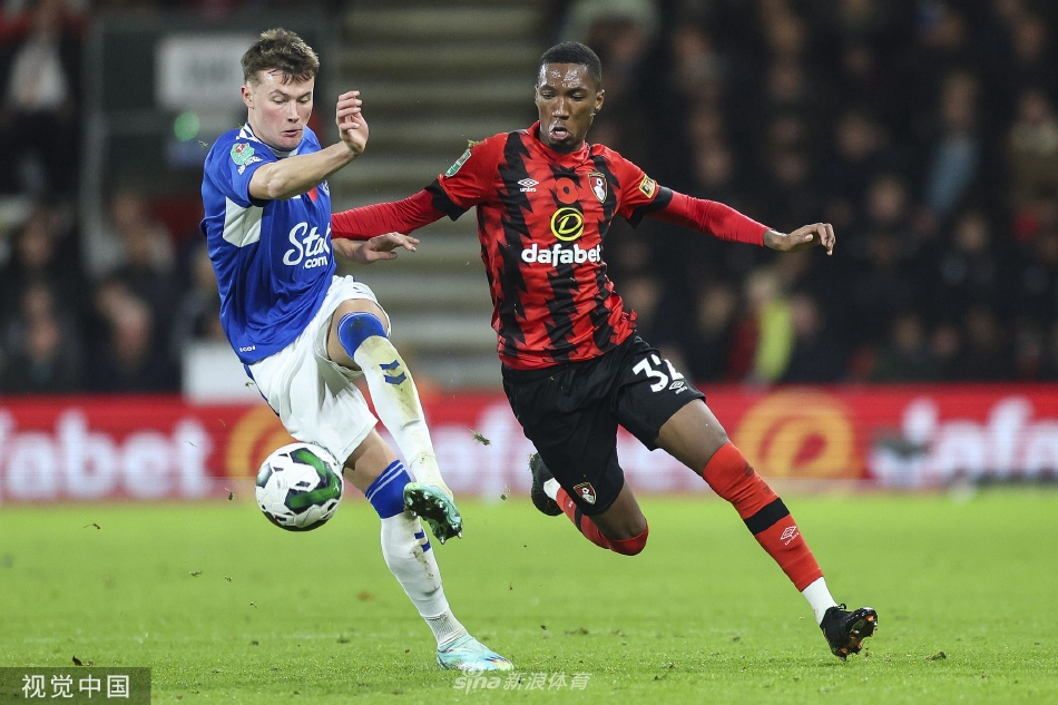 伯恩茅斯球员埃米利亚诺·马孔德斯在门前机敏补射破网后，张开双臂狂奔庆祝，彻底锁定胜局。