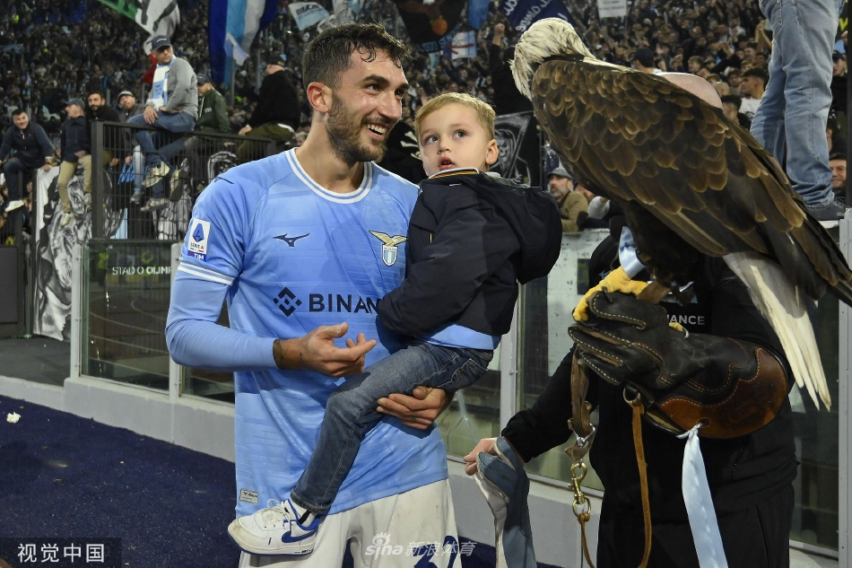 拉齐奥门将普罗维德尔飞身跃起，单掌将蒙扎队一记势大力沉的远射射门托出球门横梁