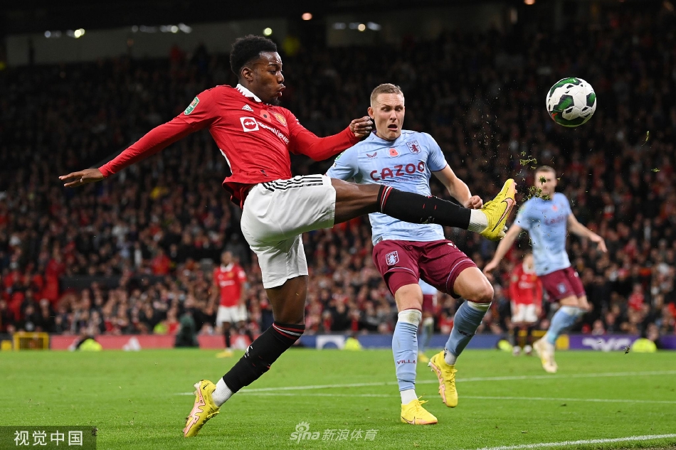 曼联全队在终场哨响后围拢在一起相互鼓舞，一场经典的逆转胜利将团队的凝聚力展现得淋漓尽致。