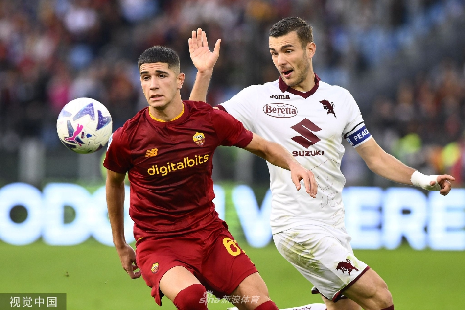 罗马奥林匹克体育场灯火辉煌，双方球员在开赛前列队致意，空气中弥漫着大战一触即发的紧张气氛。