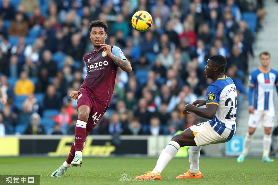 双方球员在雨中激烈争顶头球，水花四溅，展现了英超联赛高强度的对抗特点