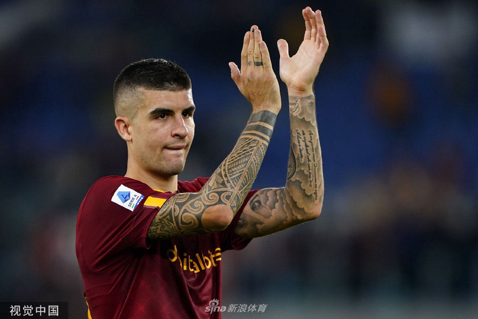 贝洛蒂主罚的点球狠狠击中门柱后弹出，他本人仰天跪地，双手抱头，脸上写满了难以置信的懊悔与绝望。