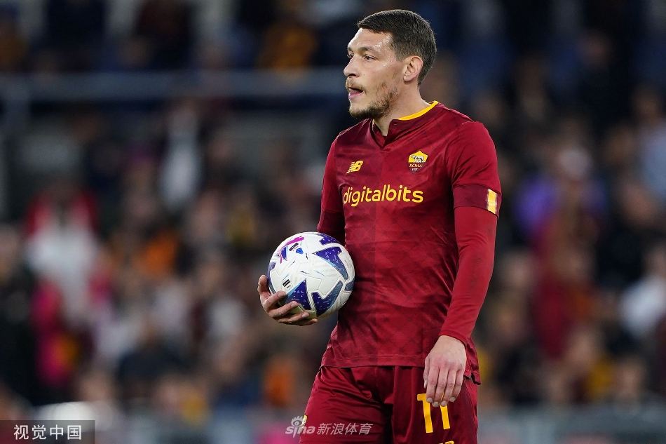 都灵队球员利内蒂在进球后张开双臂疯狂奔跑庆祝，他的身后是茫然失落的罗马后卫，这一记头球一度让客队看到胜利曙光。