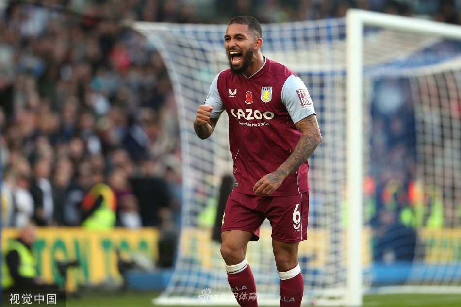 维拉进球功臣张开双臂，在客场球迷看台前滑跪庆祝，尽情释放进球的狂喜