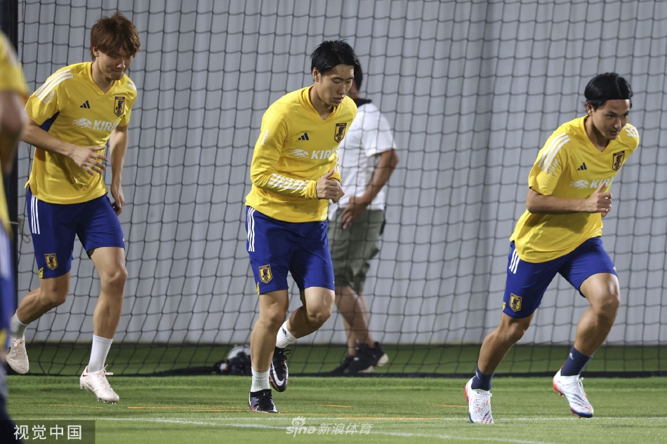 团队围拢凝聚士气：训练间隙，全体队员肩并肩紧紧围成一圈，低头聆听教练的最后叮嘱，这一刻，决心与信念在无声中传递，团队精神化为最坚固的铠甲。