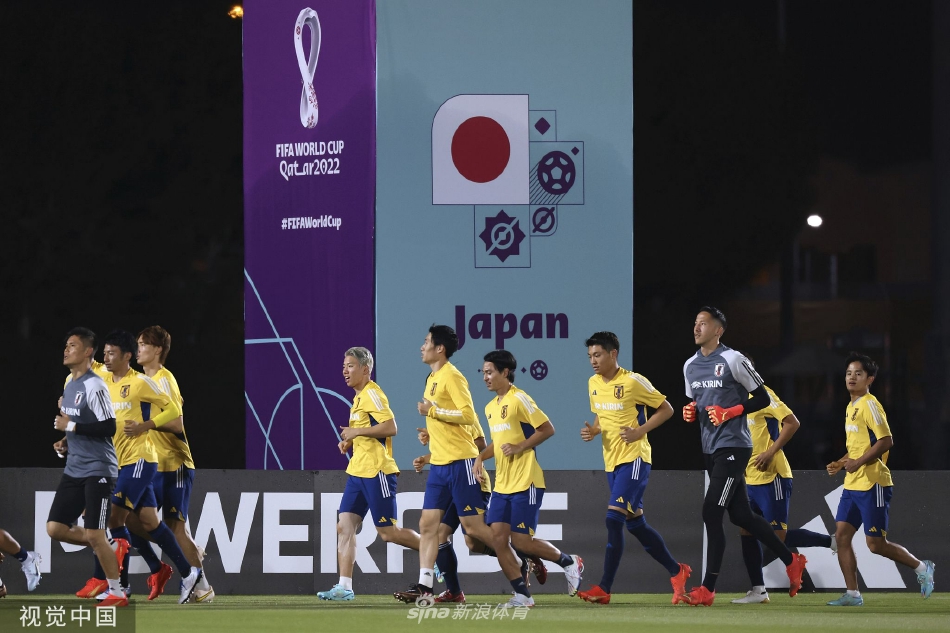 门前激烈攻防对决：禁区内进攻球员抢先一步触球射门，防守门将飞身侧扑，手臂极致伸展，瞬间的胜负悬念凝聚于足球与手套毫厘之间，攻防博弈惊心动魄。