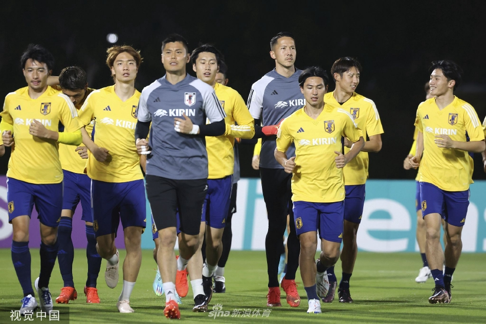 训练后的放松与交流：几名球员坐在草地上进行拉伸放松，脸上带着轻松的笑容彼此交谈，这一刻的舒缓与训练时的紧绷形成鲜明对比，展现了团队融洽的氛围。