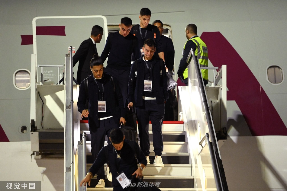 队长安德烈斯·瓜尔达多与年轻队友有说有笑，更衣室领袖正用轻松的氛围感染全队，展现团结。