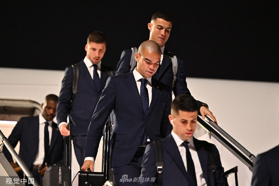 葡萄牙全队在机场行李转盘区集结，队员们围聚在一起神情专注，仿佛在聆听最后的战前部署