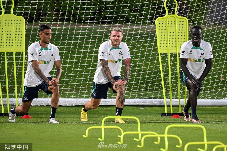 澳大利亚队员进行战术演练，绿茵场上身影交错如精密运转的机械