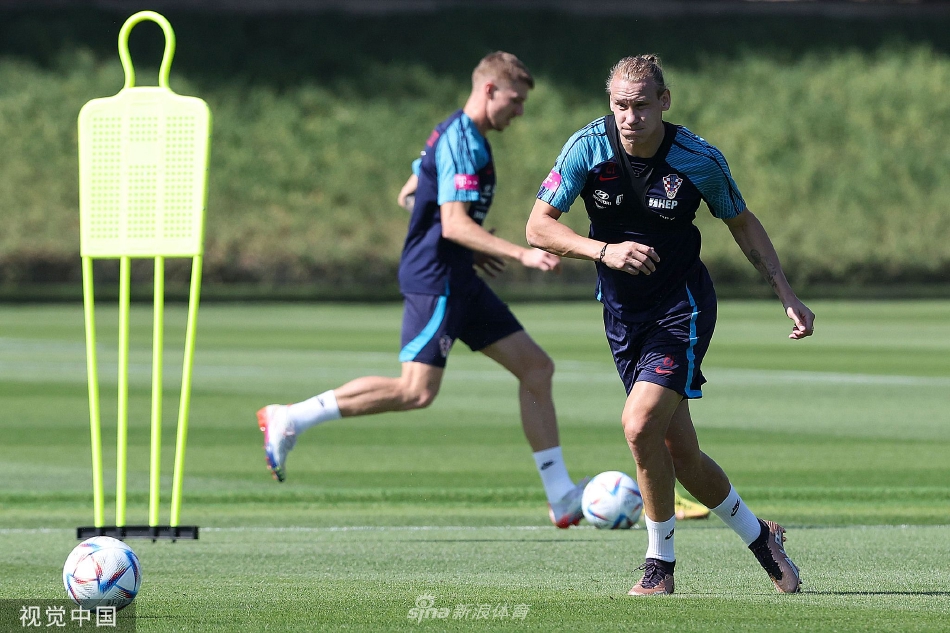 球员们携手并肩进行拉伸，紧握的双手传递着信任与并肩作战的兄弟情谊