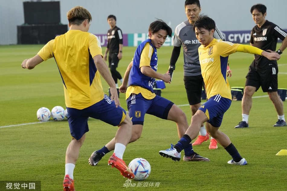 訓練間隙，幾名球員坐在草地上輕鬆交流，臉上洋溢著笑容，氣氛融洽團結