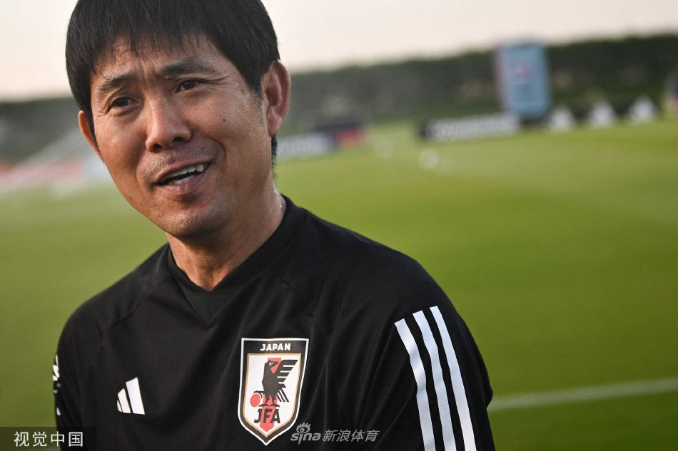 日本隊球員在訓練開始前圍成一圈進行戰術講解與精神鼓舞，主帥森保一居於中心，球員們神情專注