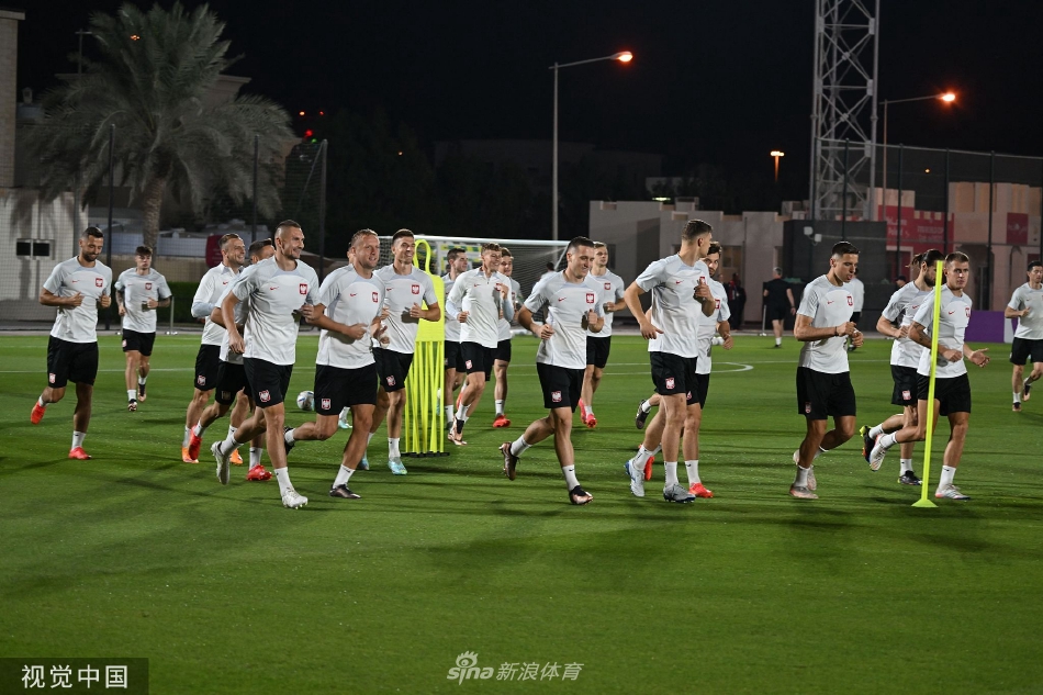 两名波兰球员在跑动中默契击掌，瞬间流露出的团队情谊与战斗激情。