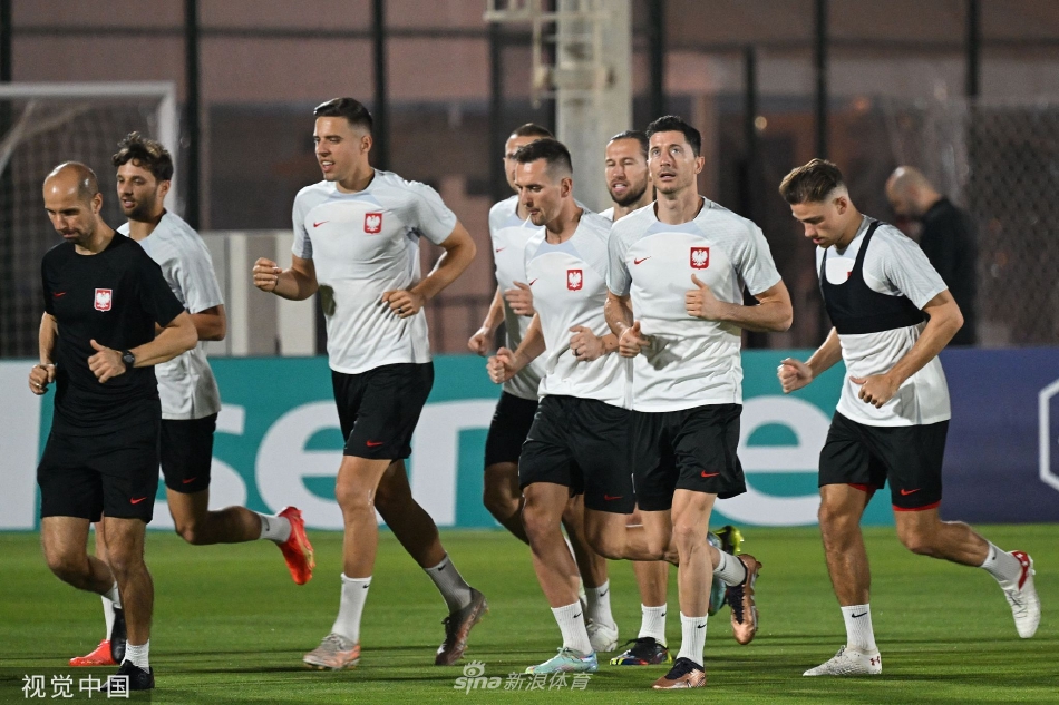 全队集合聆听主教练的最后指示，众志成城，气氛肃穆而充满力量。