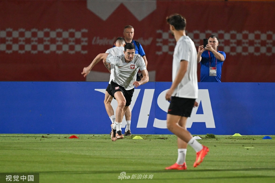 教练组在场边密切关注训练赛，手持战术板进行实时分析与指导。