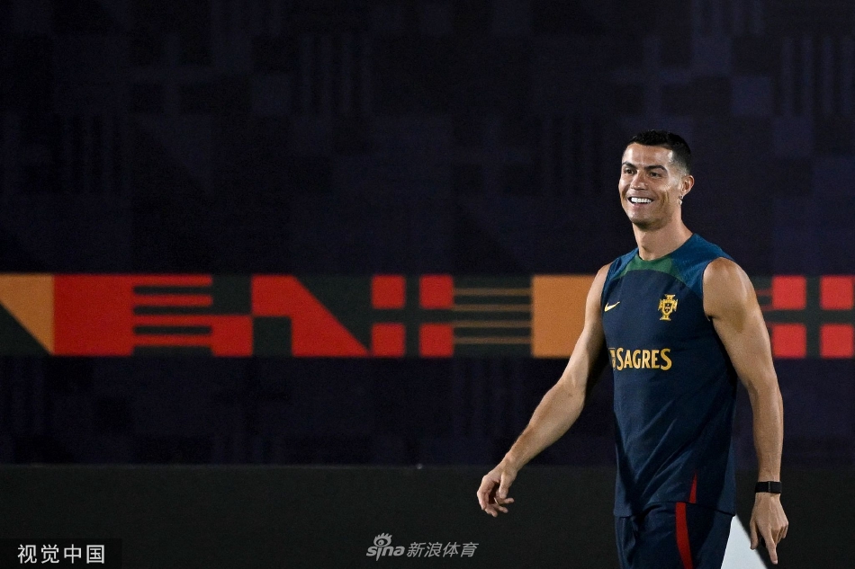 C罗在训练中绽放标志性笑容，与队友击掌互动，展现出十足的领袖风范和轻松心态