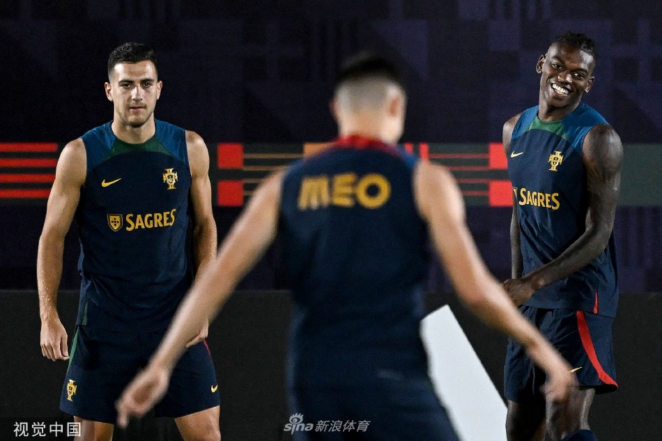 C罗完成一脚劲射后望向远方，目光如炬，仿佛已经看到了世界杯赛场上的挑战与机遇