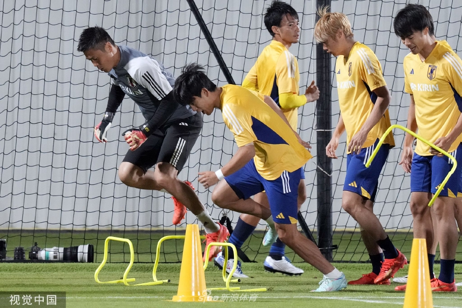 森保一教练与队员并肩而立，一同凝视球场远方，仿佛在共同展望即将到来的严峻挑战。