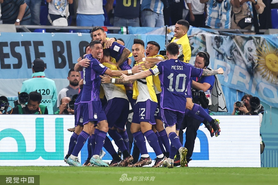 阿根廷队球员围成一圈相互鼓励，画面中心球员神情专注坚定，展现了球队在关键时刻无与伦比的凝聚力