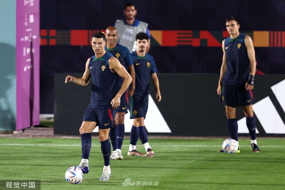 守门员飞身扑救瞬间，身体完全舒展如展翅雄鹰，指尖几乎触到疾驰而来的足球