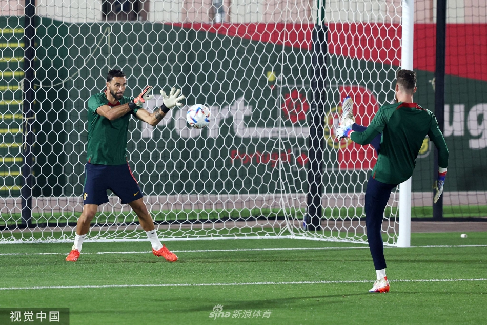 球员们进行拉伸训练，身影在黄昏光线下拉长，如一组充满力量的雕塑群像