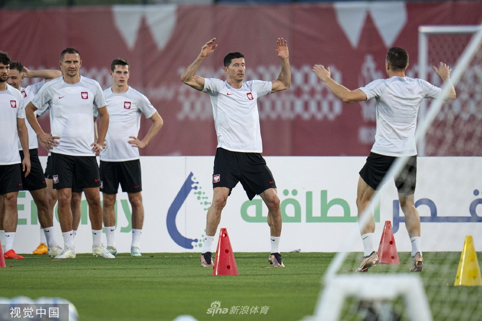 波兰全队进行慢跑热身，身影在夕阳下拉长，展现出团结一心、迈向挑战的坚定步伐