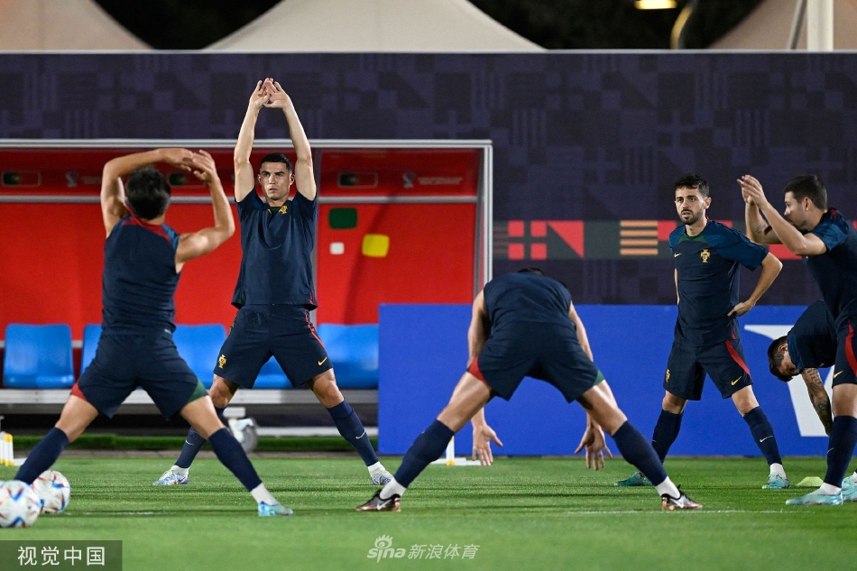 克·罗纳尔多在训练中主罚任意球，身体姿态紧绷如弓，眼神坚定地望向球门方向。